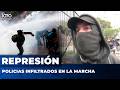 🔥 ¡LA INDIGNACIÓN ES TOTAL! La POLICÍA se INFILTRA en la MARCHA para PEGARLE a los ESTUDIANTES