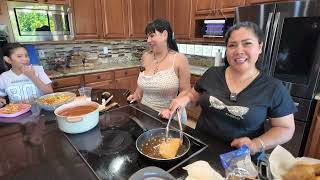 La cuñada y la bonita hacen tacos dorados de camarón seco todo traído de México 