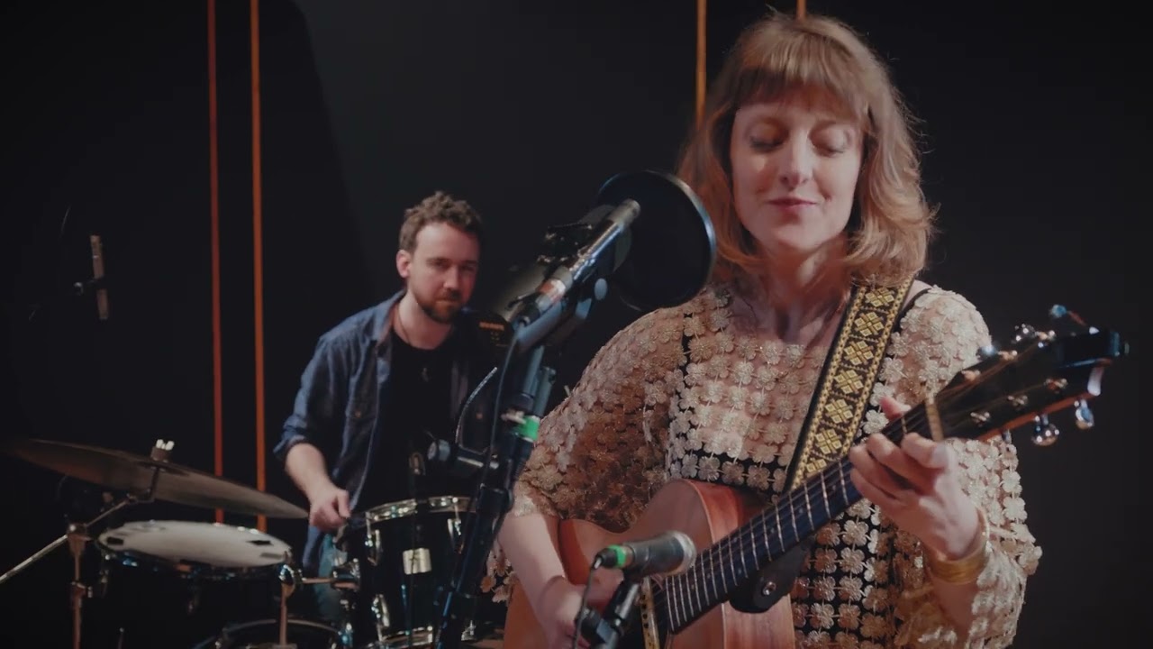 Melody Linhart -  Ces Petits Riens ( Serge Gainsbourg)