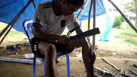 Trọng Xoay bổ củi =))