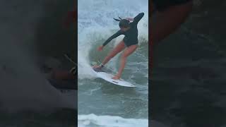 サーファーガールのエネルギー🌊 動きの中にパワーと優雅さ。