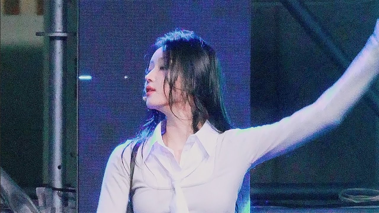 240925  오마이걸 유아 YooA -  비밀정원(Secret Garden) 세로 직캠 @ 성신여대 축제 (가을 첫 축제 행사) | Plumia (4K)