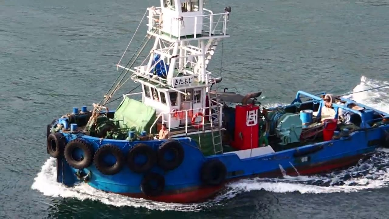 つきの船 音戸の瀬戸を行き交う船(2021/12/15）台船「若月」を曳く、タグボート