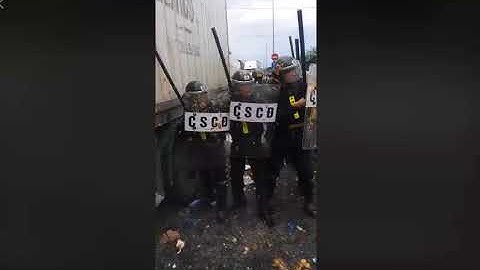 người dân ném đá dã mang vào cảnh sát cơ động