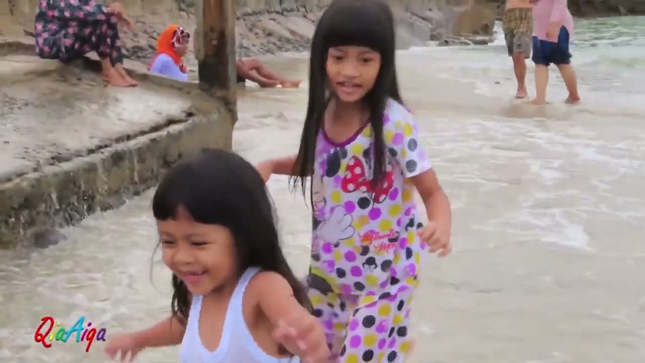 Qia Aiqa berenang di Pantai Pelabuhan Lama Sibolga Tapanuli Tengah