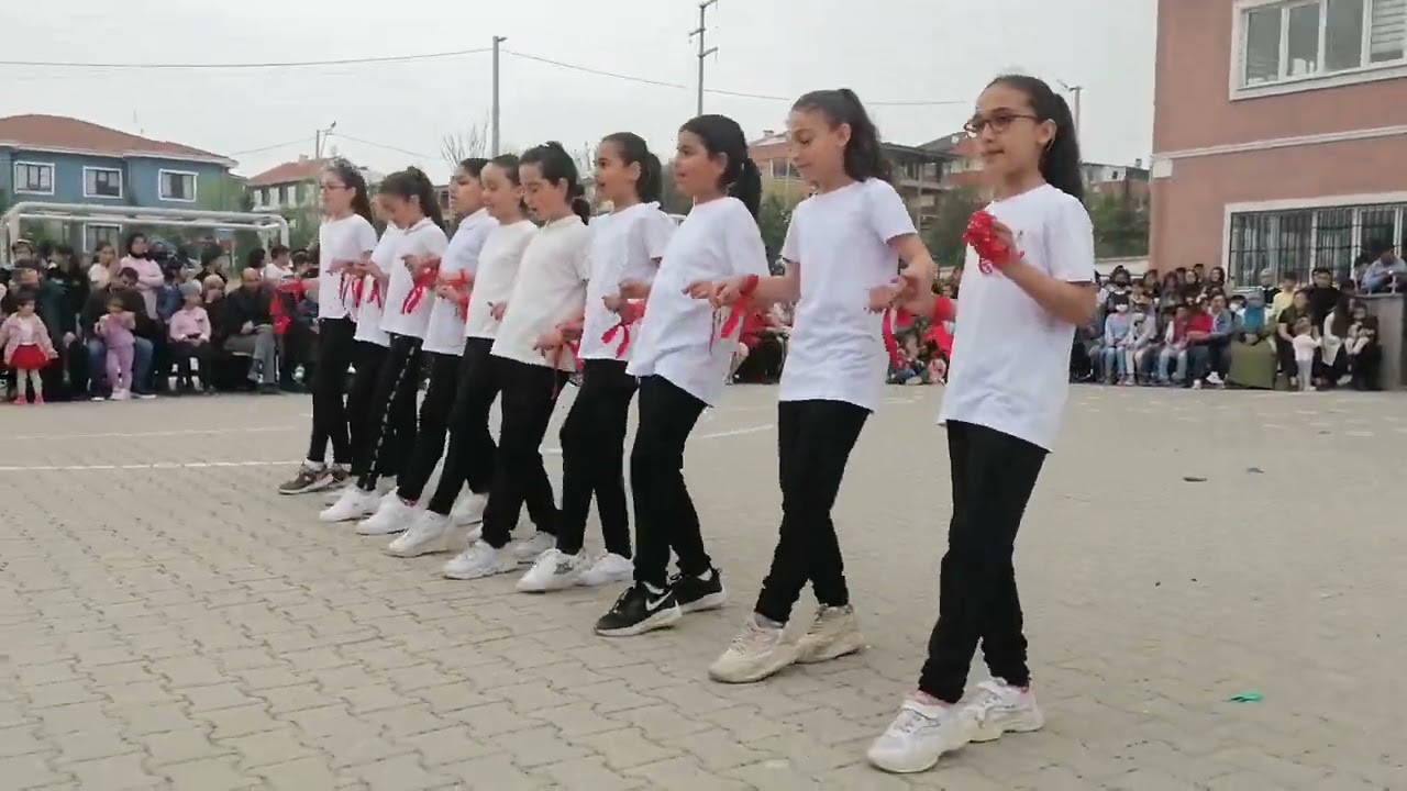 İNEGÖL ERTUĞRULGAZİ ORTAOKULU 5D SINIFI 23 NİSAN ÇOCUK BAYRAMI DELİLO-DAMAT HALAYI GÖSTERİSİ