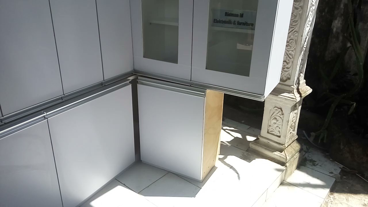 kitchen set bertemakan putih doff, dengan coocker hood