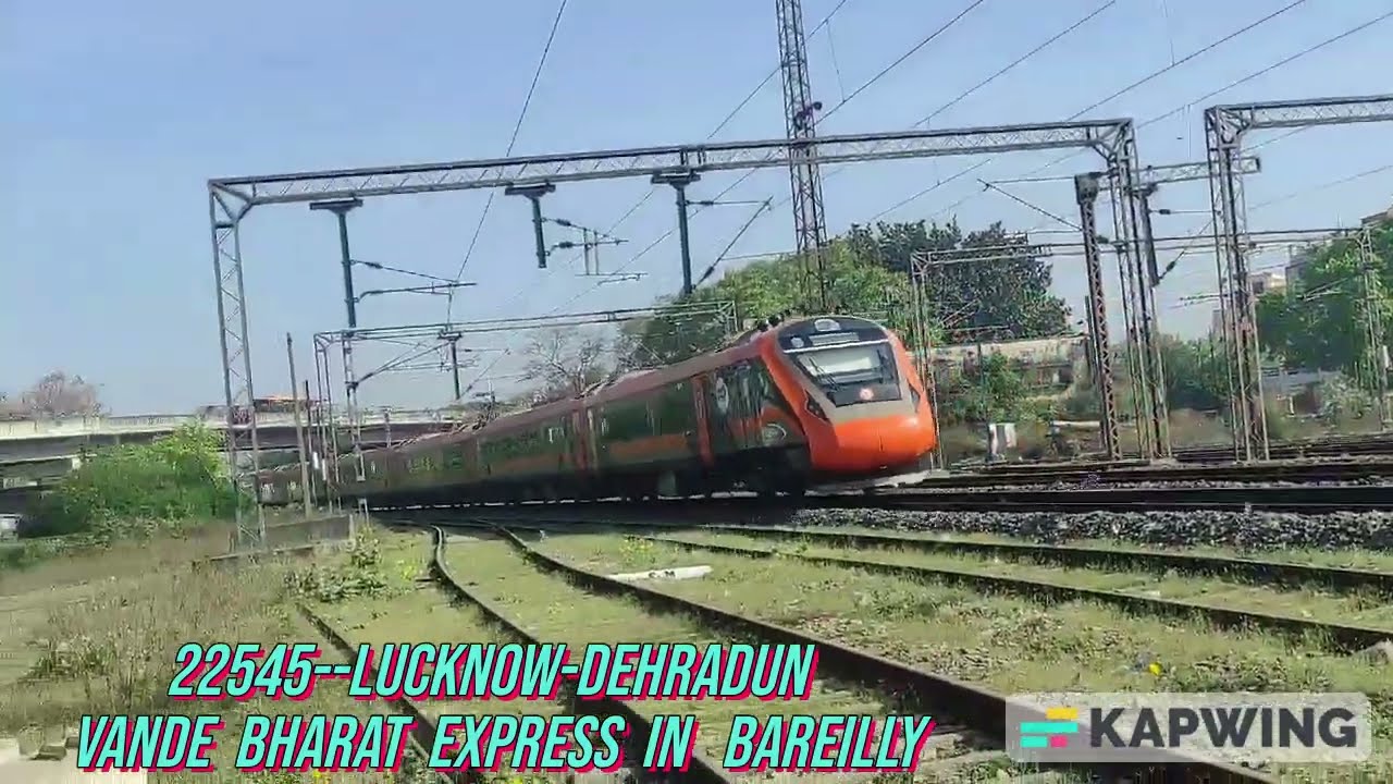 22545--Lucknow-Dehradun Saffron Vande Bharat Express In Bareilly Terahline/Chaupla Bridge!!