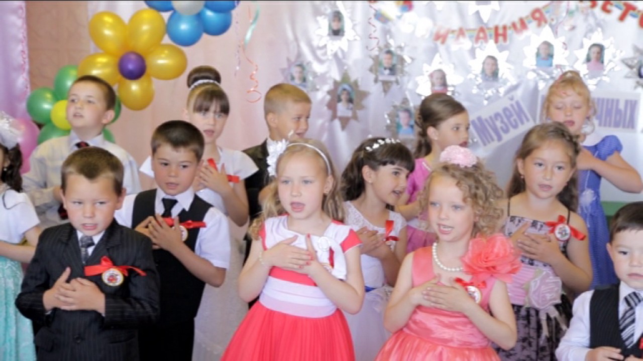 выход на танец в детском саду. новогодний танец выход. выход на танец в детском саду. танец с шариками в детском саду. танец дети солнца детском саду.