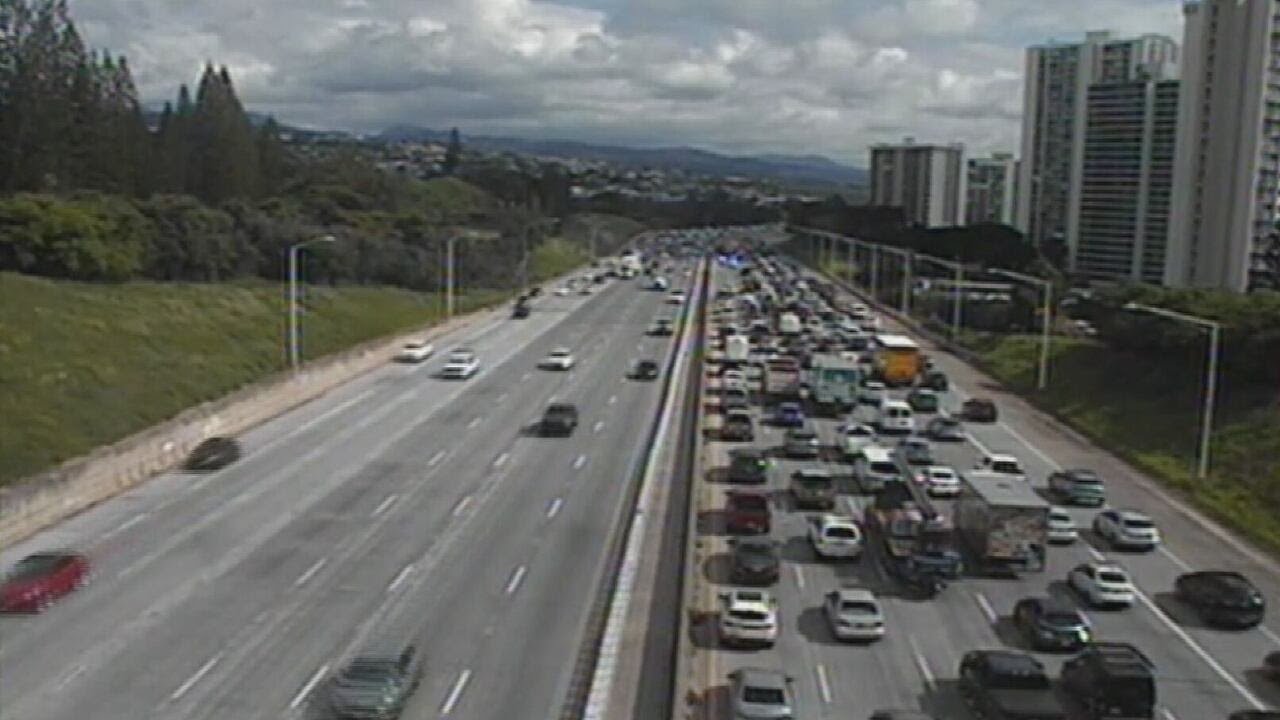 Woman killed, 6 injured in H-1 Freeway crash