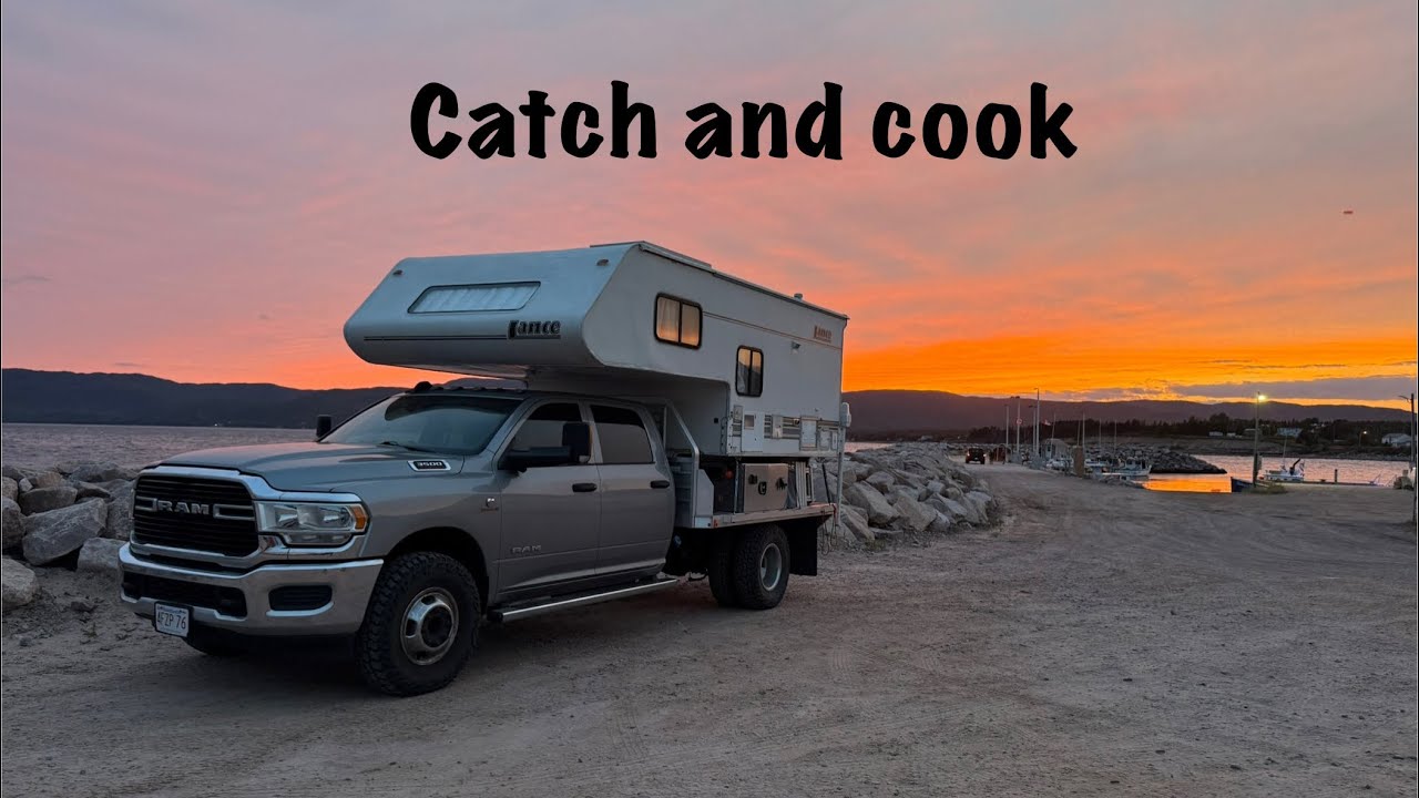 Автодом на колёсах, живущий на тропе Кабот в Новой Шотландии. Национальный парк Хайлендс.