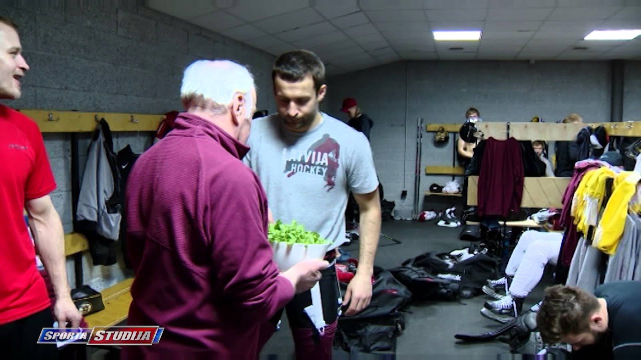 Latvijas hokeja izlase saņem Dārziņa iestādītos spinātus Sporta Studijā