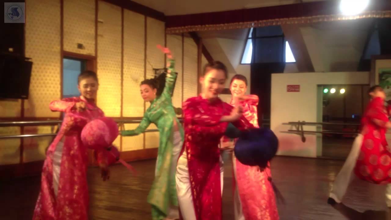 TRĂNG ĐỎ ĐÈN LỒNG