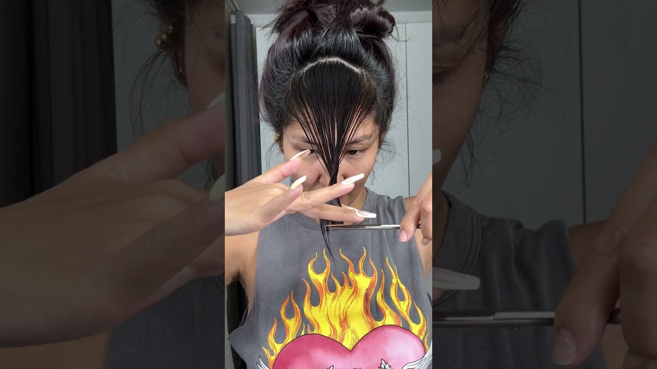 Челка шторка. Обожаю эту челку, и спереди вроде есть, и убрать можно в бок👍🏻 вам как? 