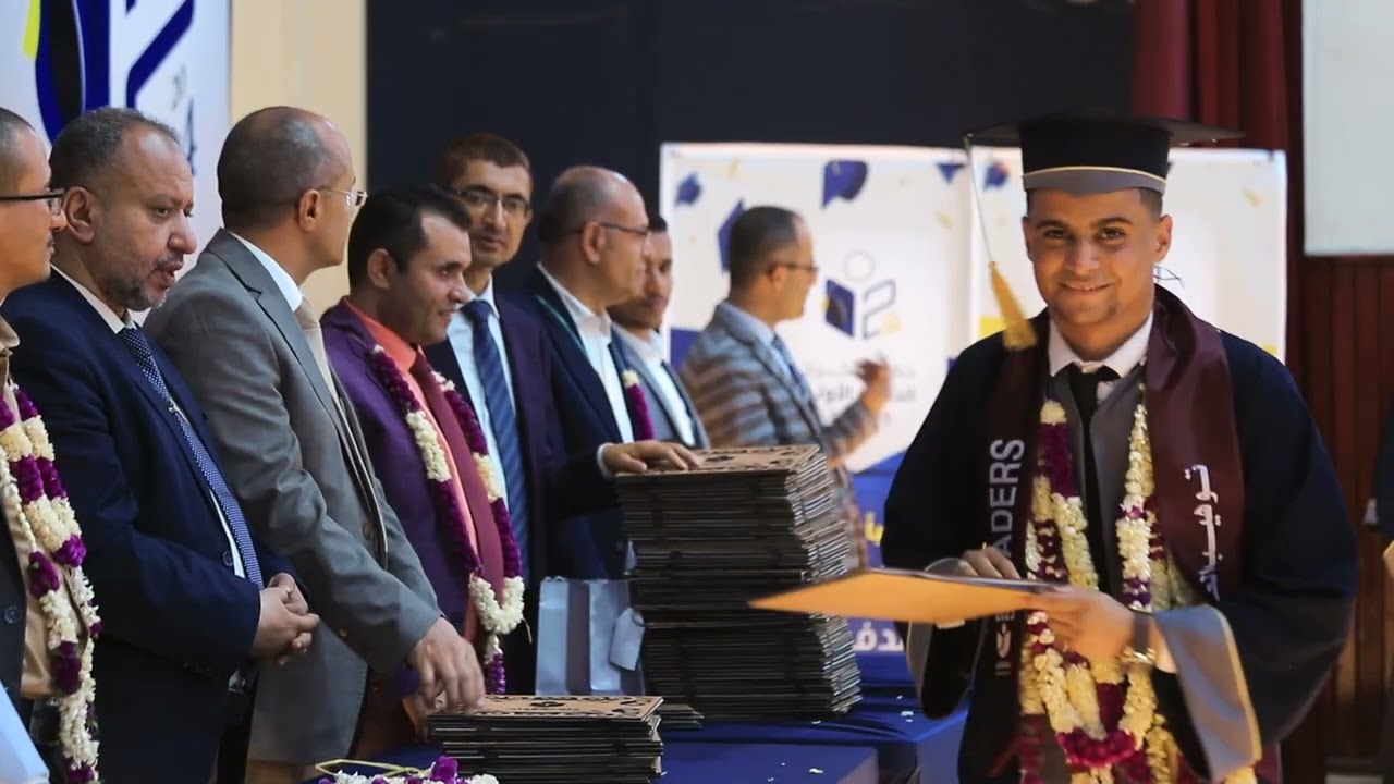 تكريم الدفعة الأولى من خريجي قسم الأسنان وقسم الصيدلة