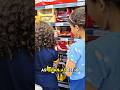 Eles Escolhendo chocolate