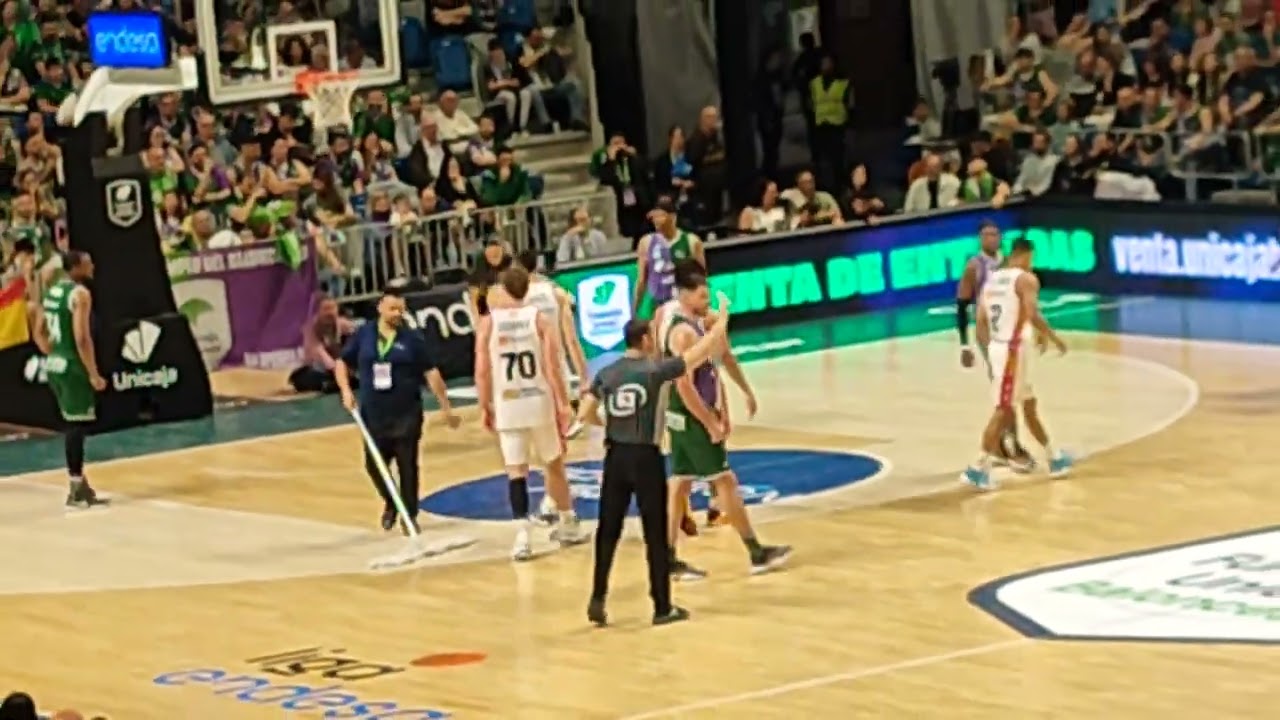 Impresionante Mate a una mano de David Kravish, Club Baloncesto Unicaja de Málaga.