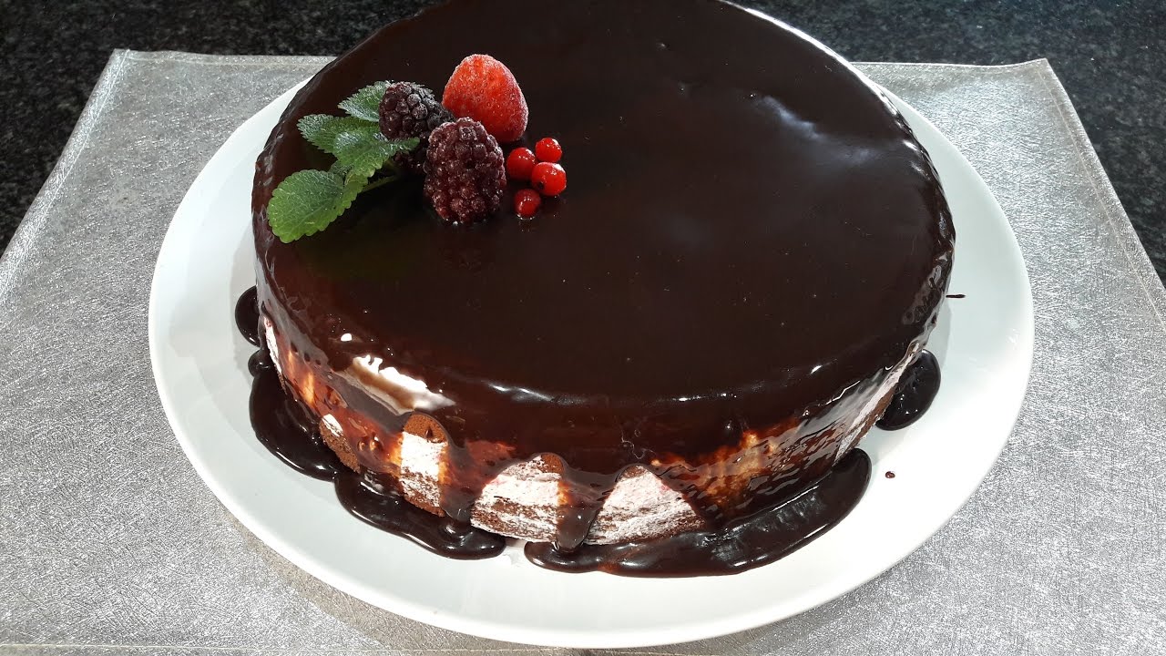 Bolo de Chocolate Recheado com Frutos Vermelhos