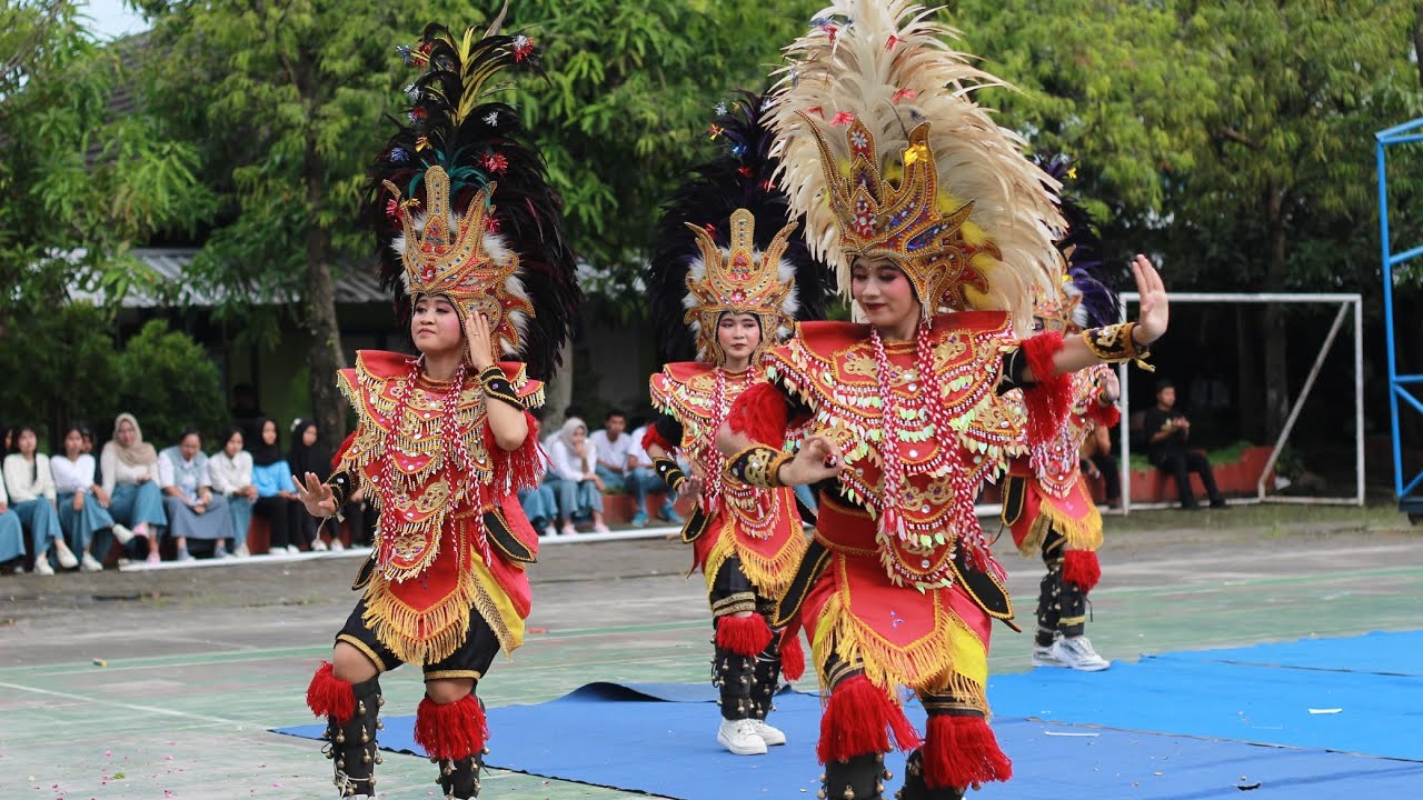 tari topeng Ireng saleho kreasi ekstra tari SMANSAKAR,part 2