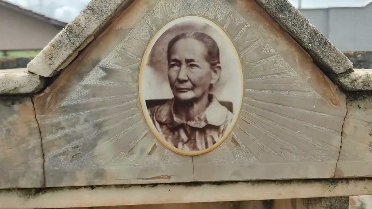 TÚMULOS ANTIGOS - CEMITÉRIO DE PIRES DO RIO -GO