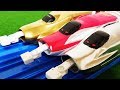 プラレール 新幹線 銀色のE6系こまちが金色のE5系はやぶさと連結! 洗車場や跳ね橋、大鉄橋を通過! じこはおこるさ! hifumitoy