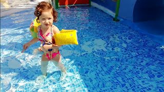 Barbie ile Ece havuzda eğlenirken Berke barbie yi kaçırdı. Almak için Berke yi ıslattık ama alamadık