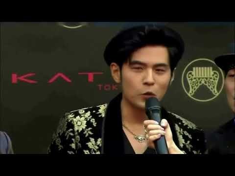 周杰伦牵手昆凌夜游巴黎吃火锅，就连下楼的举动都很宠妻