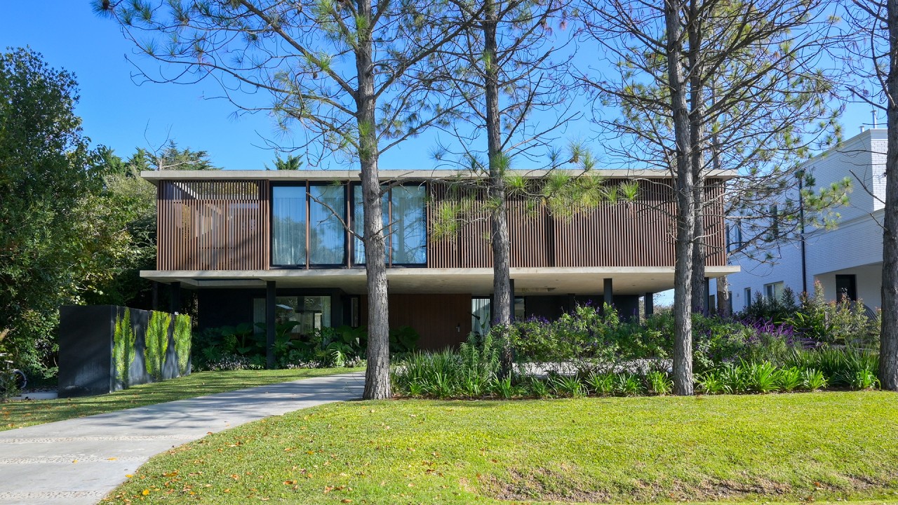 Una casa entre pinos | Arq. Felipe González Arzac