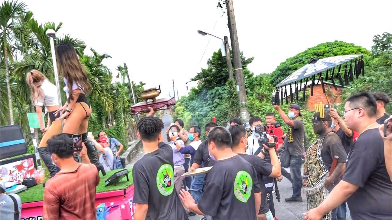 普渡三公vs火辣舞者☆普渡三公看辣妹驚呼連連~還跟著一起搖～真俏皮！