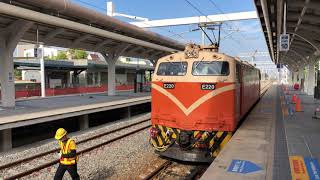 702次莒光號枋寮站2A月台更換電力機車頭(E220聯結)