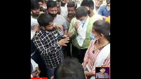 #पलसोड़ा ग्रामीणों से बात करती हुई नायाब तहसीलदार पूजा भाटी