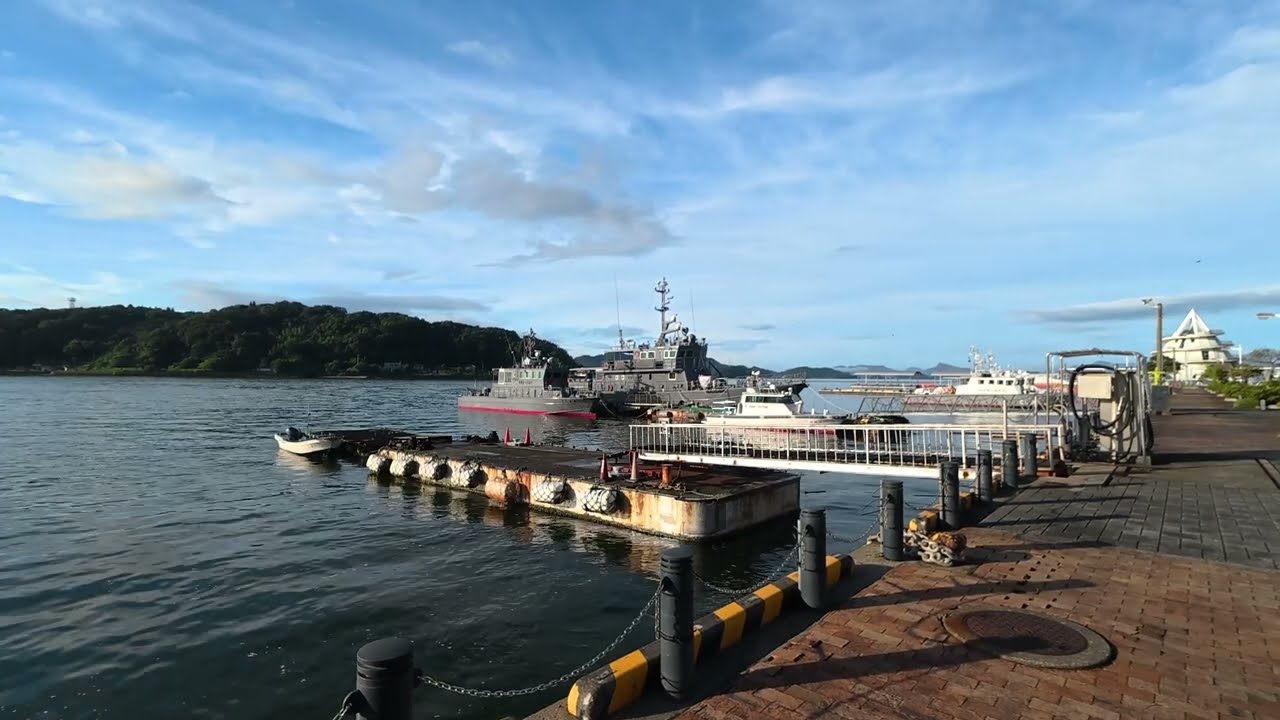 三角港 係留される熊本県漁業取締船と海保巡視艇