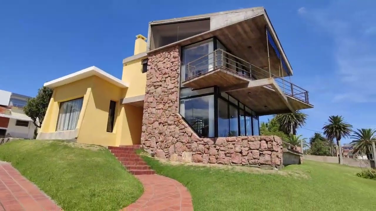 Tu lugar soñado en Piriápolis!! Casa a la venta frente al mar sobre la Rambla de Punta Fría.