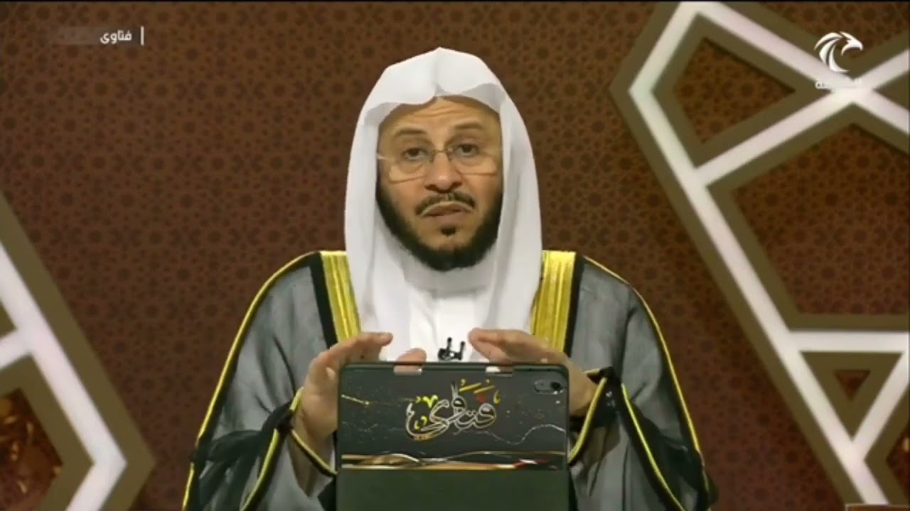 حكم الصلاة على السجادة وهي مقلوبة؟ | الشيخ عزيز بن فرحان