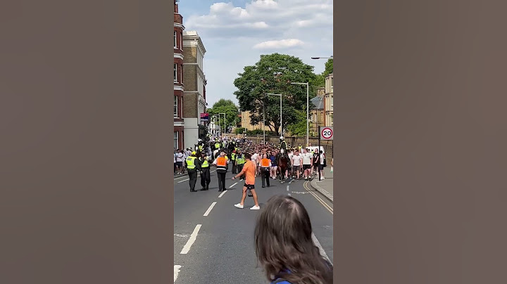Chelsea v Tottenham 2022 | Spurs Fans’ Police Escort Past The Chelsea Pensioner Pub
