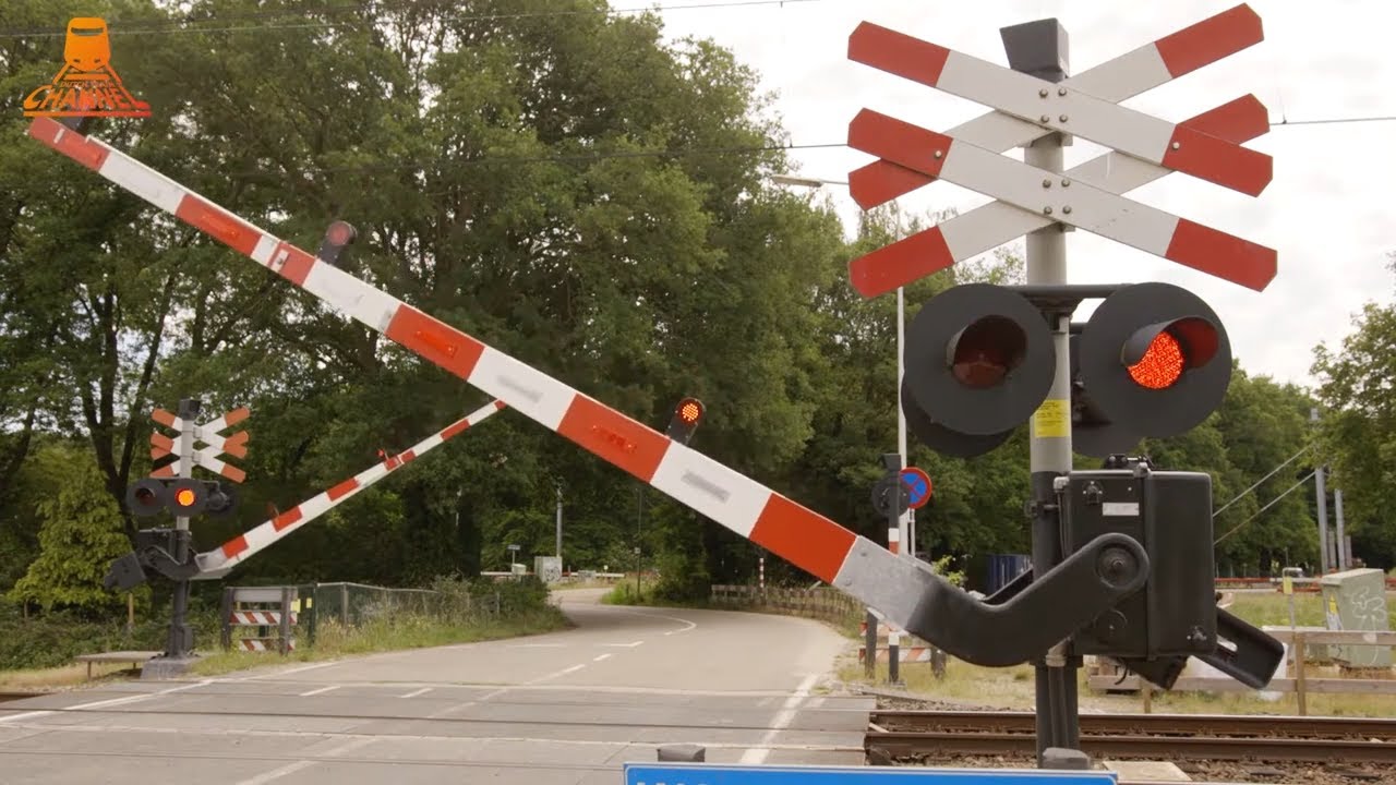 DUTCH RAILROAD CROSSING Zwolle Herferlaan YouTube