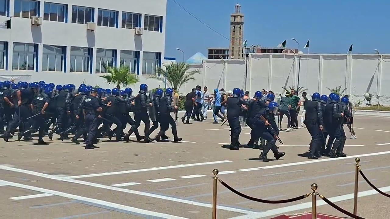 استعراض حفظ النظام فعاليات حفل تخرج الدفعة 29  لأعوان الشرطة بمدرسة الشرطة  