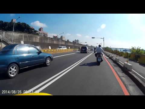 新莊堤外道 機車待轉區
