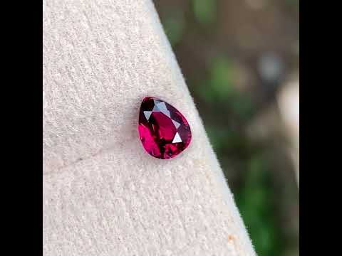 Натуральний гранат махенге 0.82 Ct 6.3 x 4.9 x 3.9 mm, видео 1