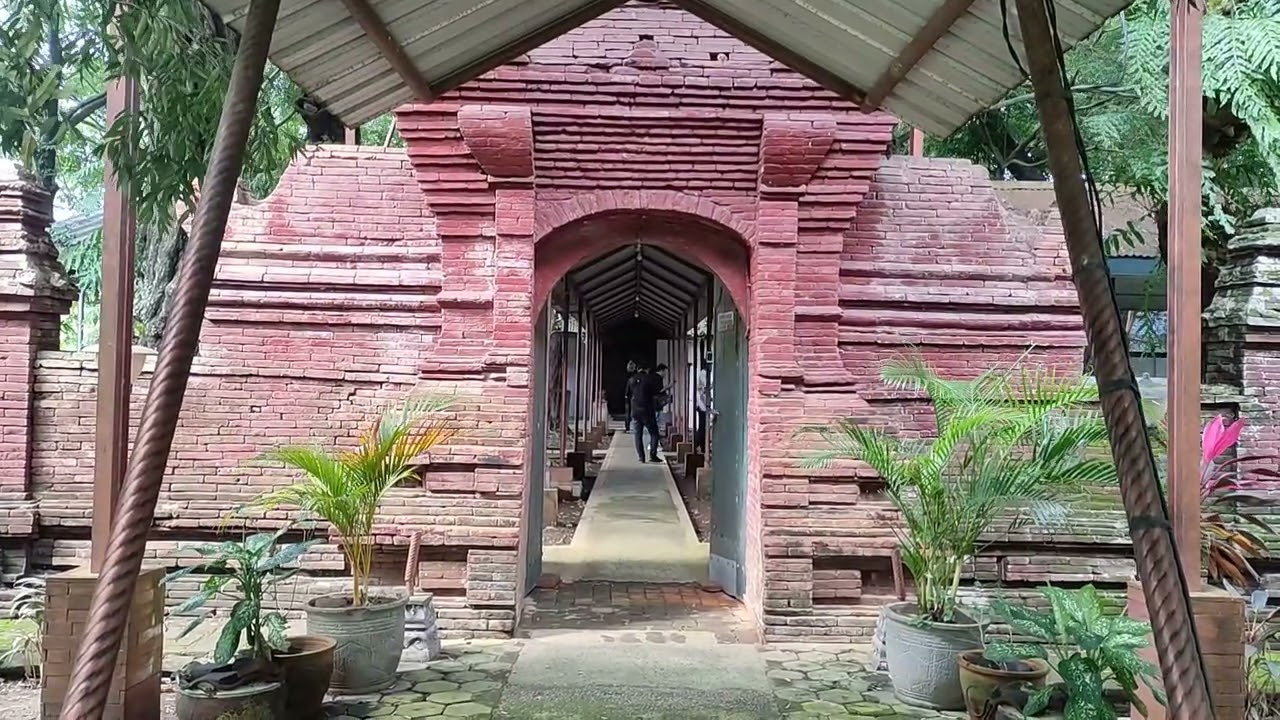 KOMPLEK MAKAM BUPATI-BUPATI DI JAWA TENGAH DI KUDUS 