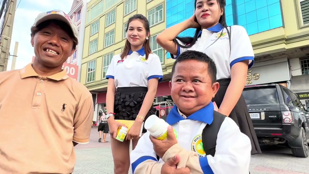 នាយក្រិននាំស្រីស្អាតដេីរលេងផ្សារ