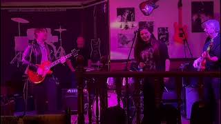 Drumming The Who! - My generation with Grace, Tom and Stephen!
Drumming The Who! - My generation cover with Grace, Tom and Stephen!
If you enjoyed the vid then why not subscribe for more fun, click here https://www.youtube.com/c/lewisgale?subconfirmation=1
Vocals - Grace Daniel (Red velvet)
https://www.youtube.com/@Grxcedofficial
Guitar - Tom White (Red Velvet)
https://www.youtube.com/@RedVelvetTGJG
Bass - Stephen Paul Higginson (Solsbuy Hill)
https://www.facebook.com/profile.php?id=100092175259315
Drums - Lewis Gale (Keratose/Near Death Experiment)
https://www.youtube.com/c/lewisgale
#TheWho #MyGeneration #classicrock #rockmusic #wearethemods
#CoverBand #CoverSong #LewisGale Drumming The Who! - My generation with Grace, Tom and Stephen!