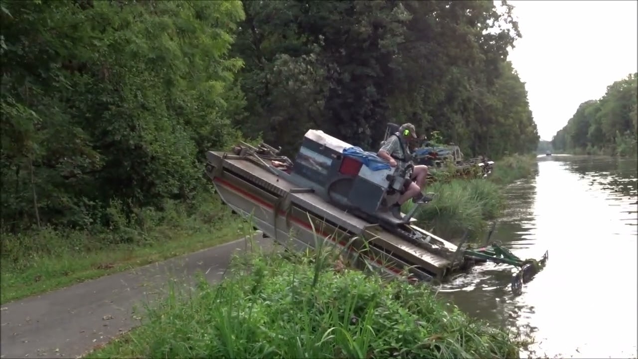 Faucardeuses sur le canal