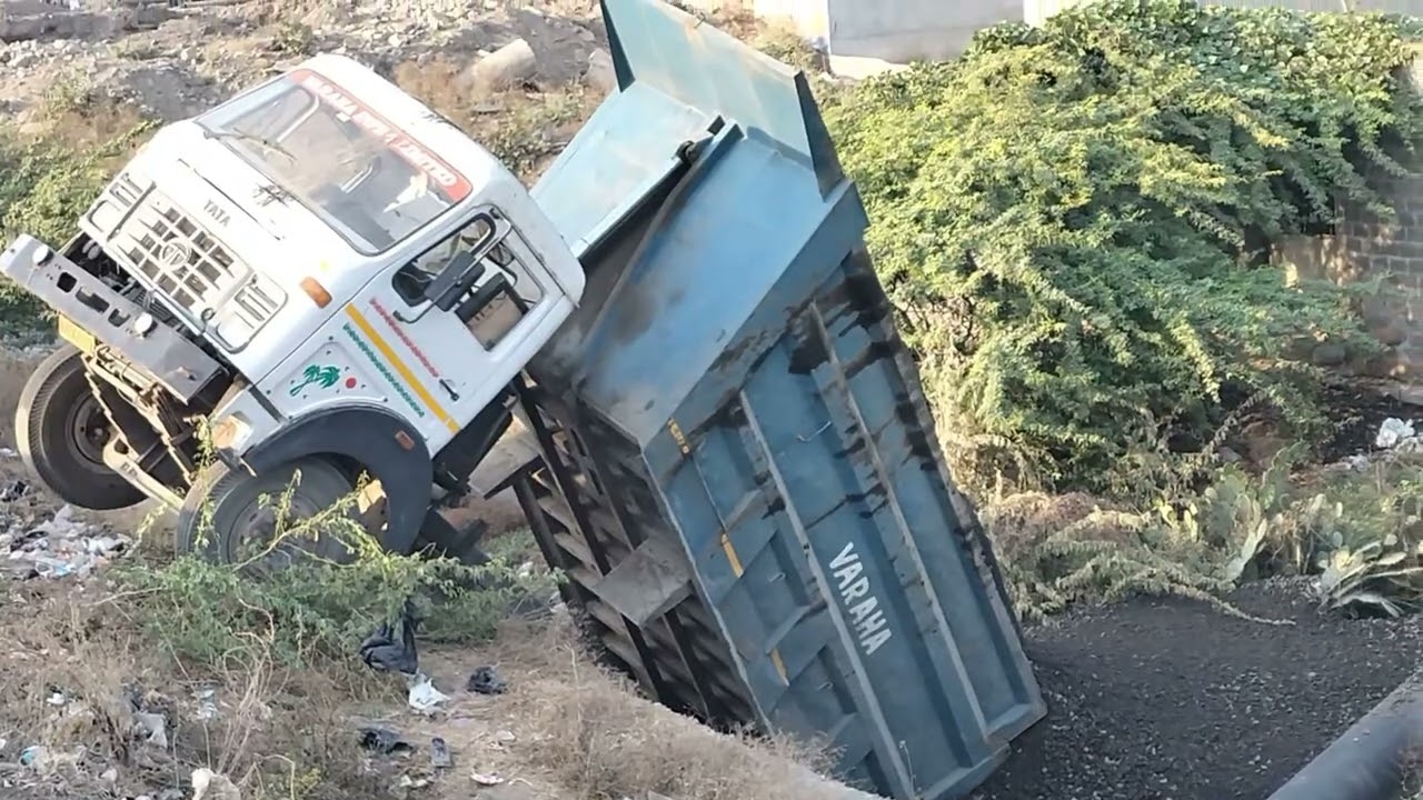 ગોંડલ હું મારાચોકડીચોકડીપાસે ડમ્ફર કાકડી ભરેલું અકસ્માત થયેલું ગુંદાળા ચોકડી થીગોંડલઆવતા રોડ ઉપર અક