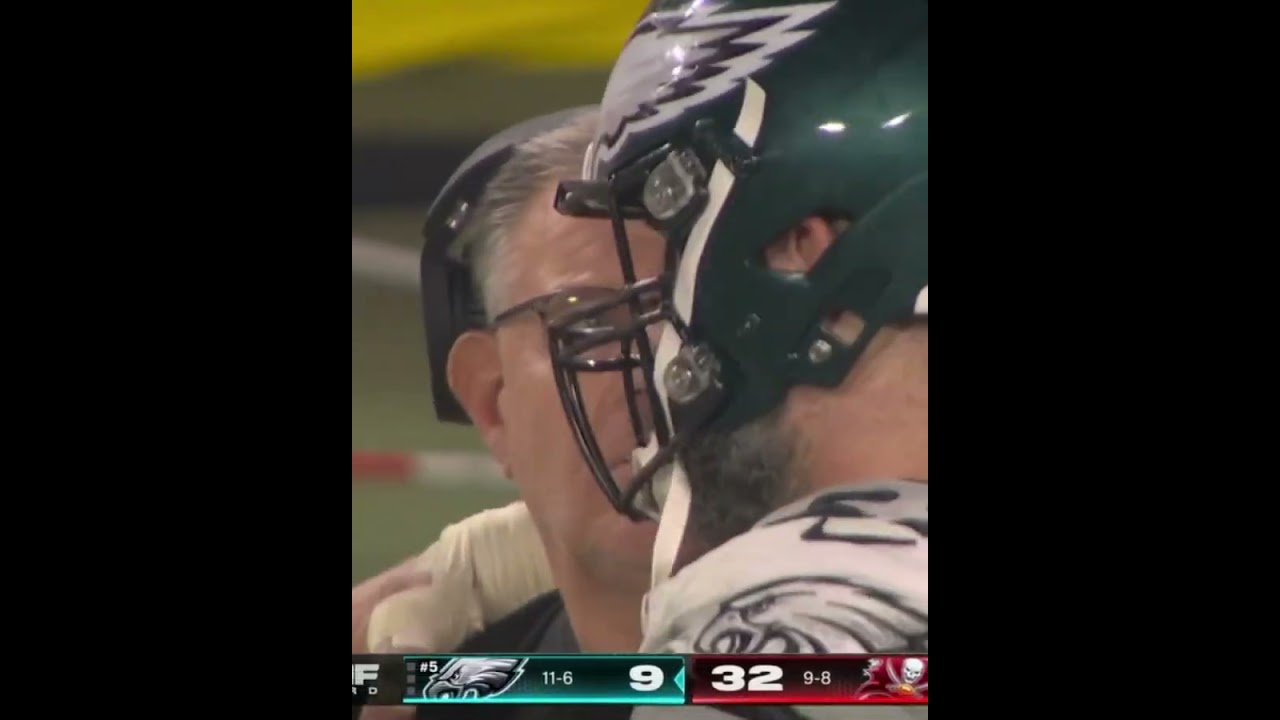 Джейсон Келси делится моментом с тренером Eagles O-Line Джеффом Стаутлендом 🥲
