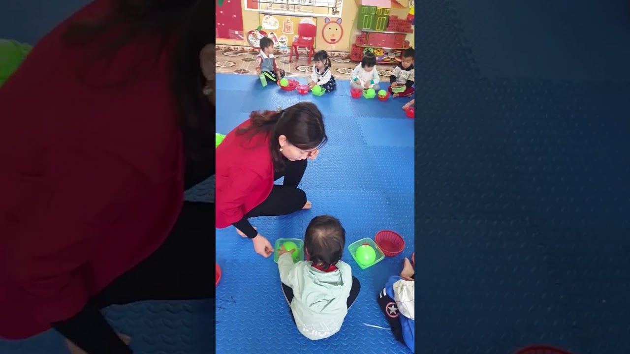 tiết dạy nhận biết phân biệt màu xanh, màu đỏ trẻ 24-36 tháng tuổi