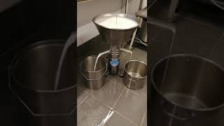 Operation of the cream separator Milky FJ 350 EAR