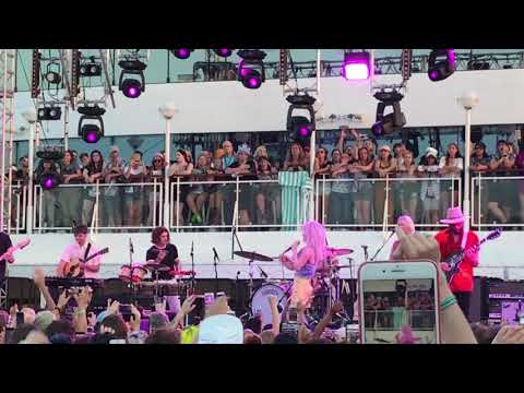 Paramore - Caught in the Middle crowd singing with Hayley, Night three, Parahoy.