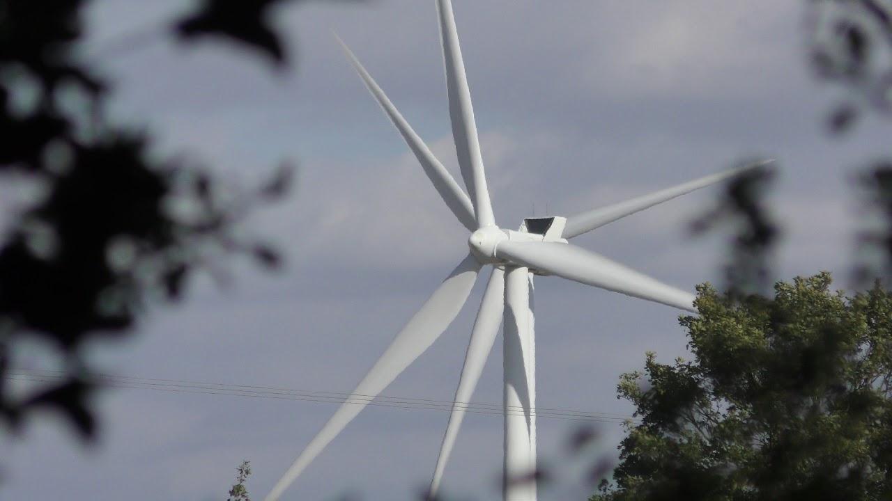 walking pez 2 Wind Turbines lined up look like 1 Fleam Dyke Historic Earthworks 15sep19 320p