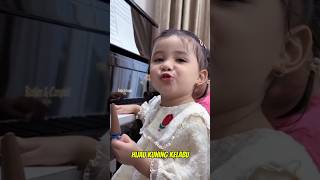 Gemes Banget Azura Lagi Nyanyi Sambil Main Piano Dan Makan Coklat Payung